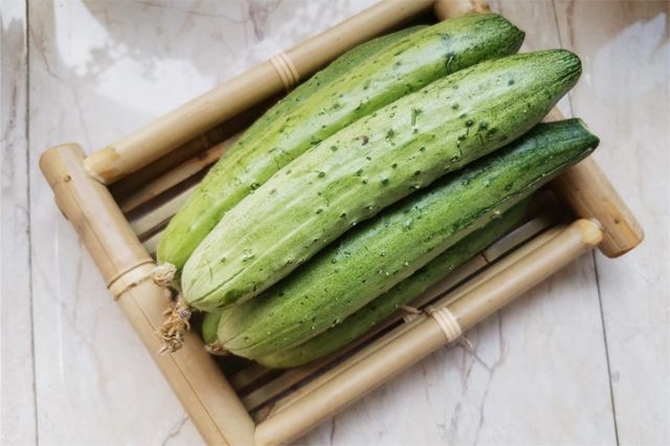 Dưa chuột ngon thường có dáng cong tự nhiên, gai thưa mềm, màu xanh đậm vừa phải. (Ảnh: Sohu)