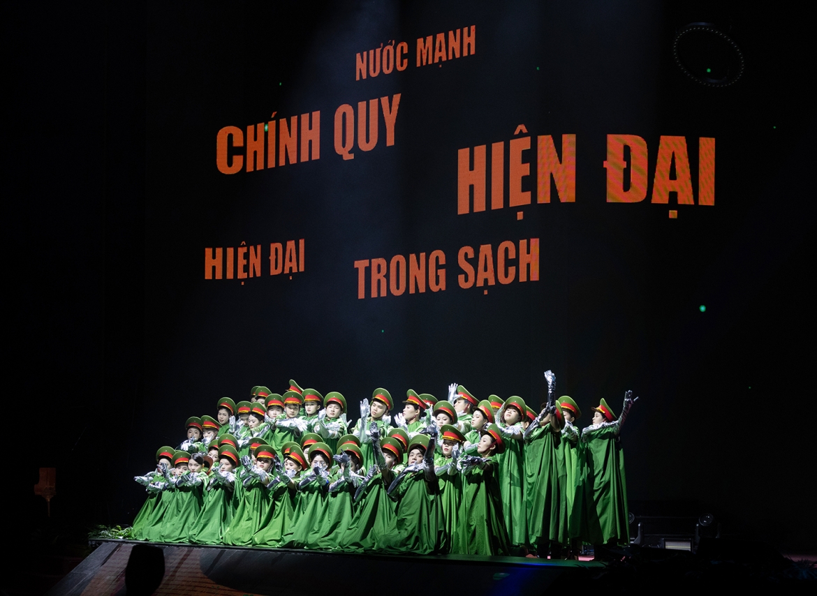 Hàng trăm nghệ sĩ, diễn viên, ca sĩ, các tập thể nghệ thuật từ Học viện An ninh nhân dân và Học viện Cảnh sát nhân dân đã góp phần làm nên một tổng thể chương trình quy mô và giàu cảm xúc. Ảnh: BTC