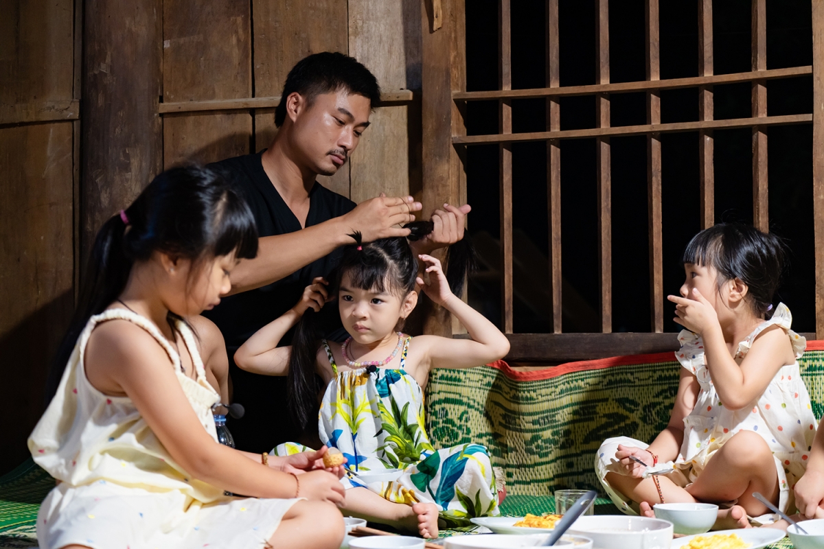 Duy Hưng chăm sóc 4 cô "con gái"