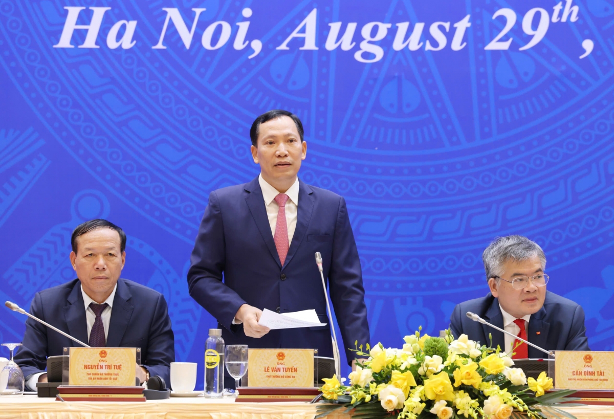 Thứ trưởng Bộ Công an Lê Văn Tuyến trao đổi tại họp báo