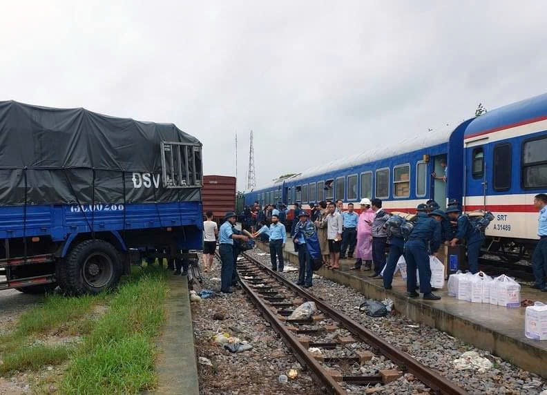 Đường sắt tạm ngừng chạy 3 chuyến tàu khách trên tuyến Bắc - Nam do ảnh hưởng bão số 5, trong đó có tàu đi Vinh.
