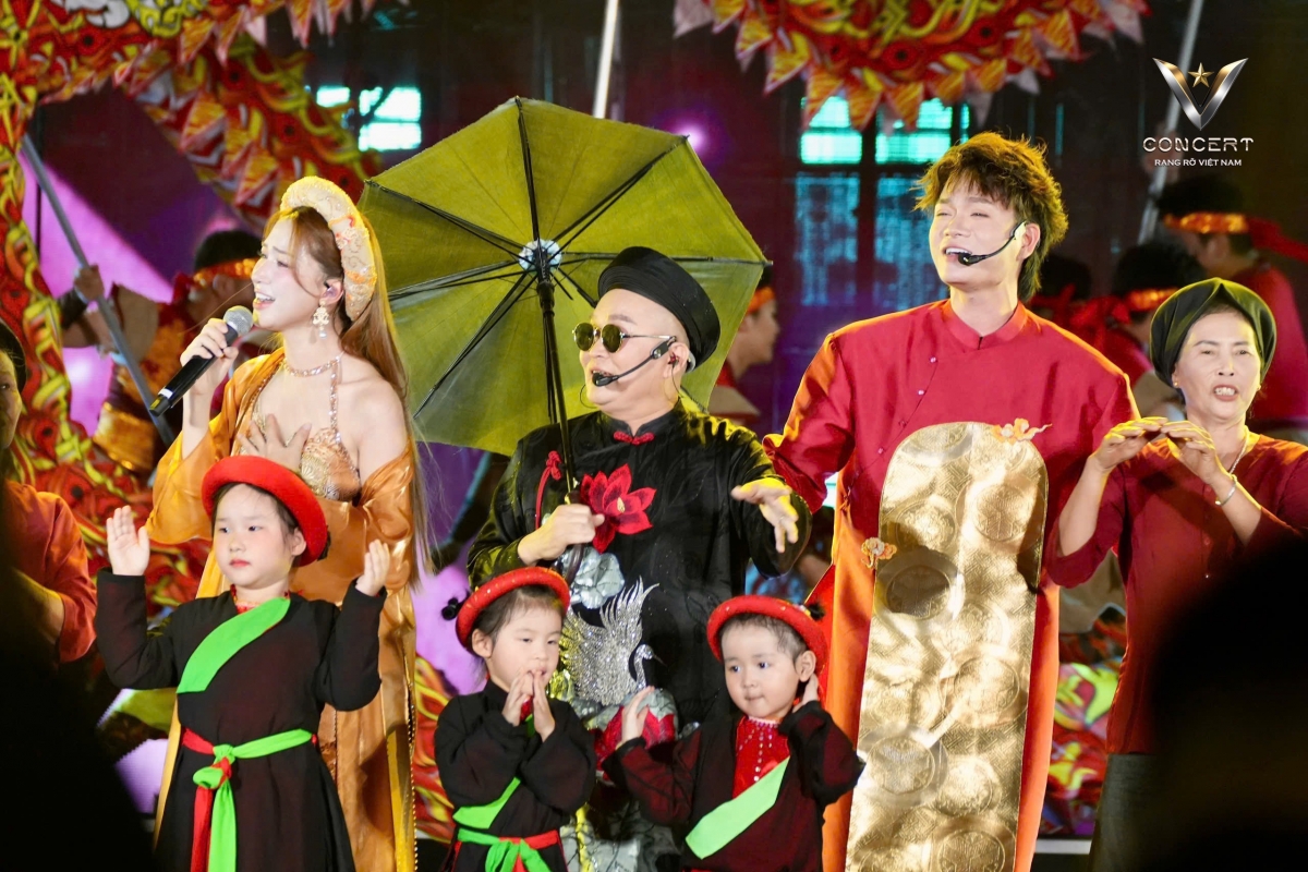 Nghệ sĩ Xuân Hinh xuất hiện với tư cách khách mời đặc biệt trong "V Concert - Rạng rỡ Việt Nam". Nam nghệ sĩ trình diễn ca khúc gây sốt trong thời gian qua "Bắc Bling" cùng Hòa Minzy và Tuấn Cry.