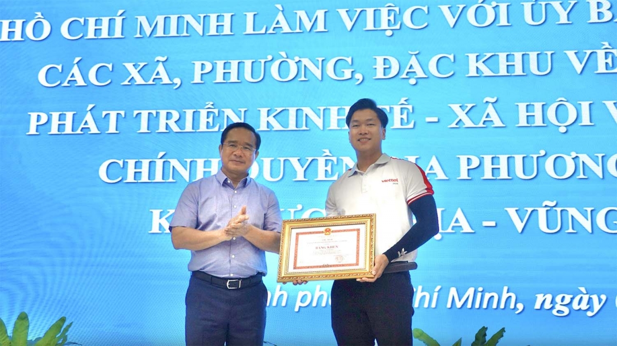 Chủ tịch UBND TP.HCM Nguyễn Văn Được trao bằng khen cho anh Cao Thành Đạt