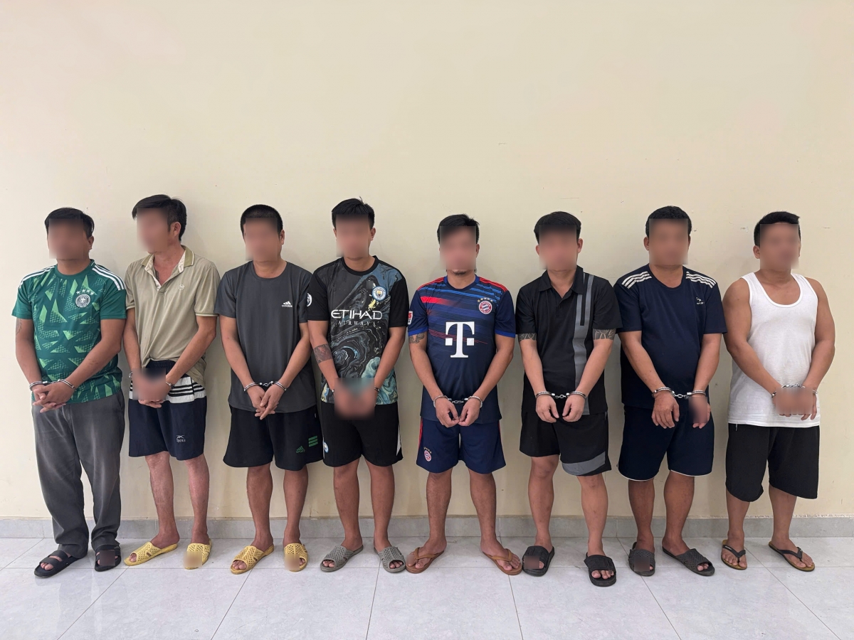 Công an bắt tạm giam 8 đối tượng.