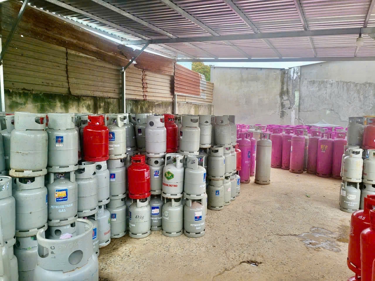 Những bình gas giả được các đối tượng bán ra thị trường.