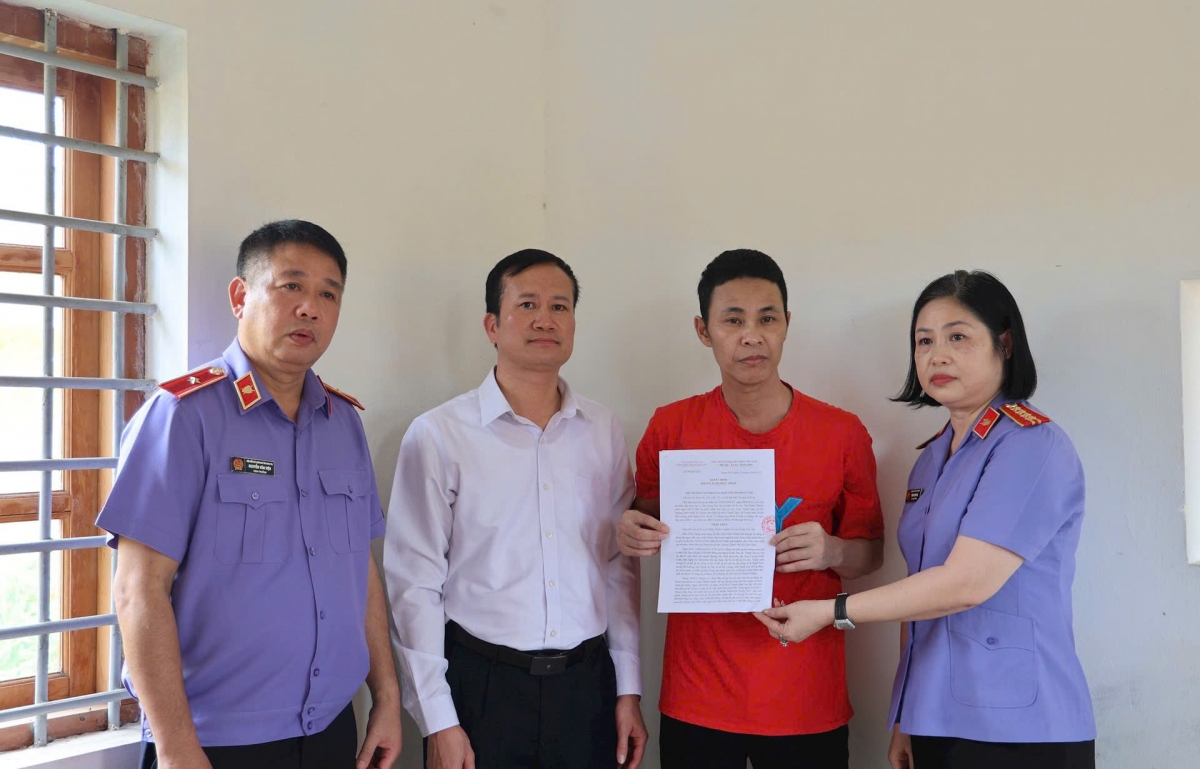 Ông Đỗ Mạnh Tăng, Chánh án TAND tỉnh Hưng Yên cùng ông Nguyễn Văn Viện, Viện trưởng VKSND tỉnh Hưng Yên và bà Trần Thị Thu Trà, Phó Viện trưởng VKSND tỉnh trao các quyết định cho bị cáo Thái Khắc Thành. (Ảnh: Hùng Anh)