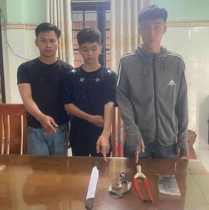 3 thanh niên dùng ná cao su bắn bể kính ô tô. (Ảnh: C.A)