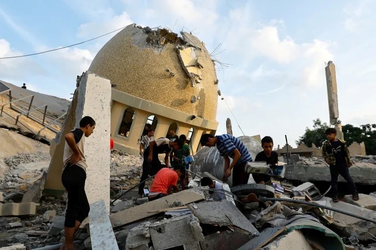 Một nhà thờ Hồi giáo bị phá hủy trong các cuộc tấn công của Israel ở Khan Younis, phía nam Dải Gaza. Ảnh: Ibraheem Abu Mustafa/Reuters.