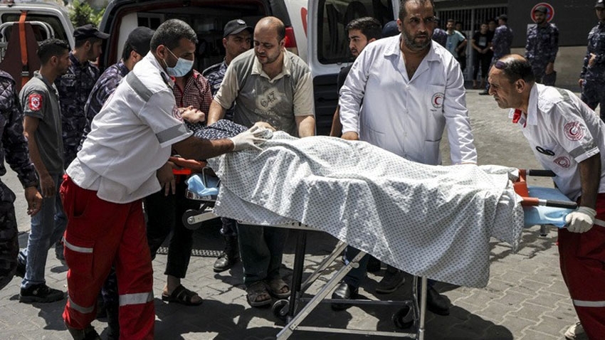 Người bị thương được đưa vào Bệnh viện Shifa ở Gaza - Ảnh: AFP