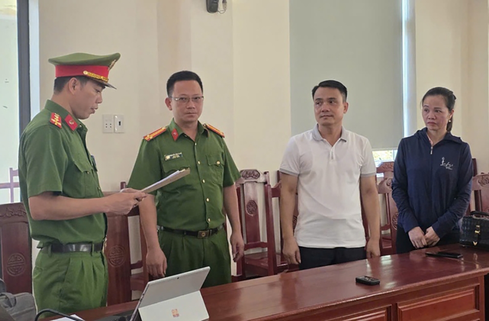 Cán bộ Cơ quan CSĐT Công an tỉnh Thanh Hoá thi hành lệnh khởi tố bị can đối với Vũ Ngọc Liêm và Ngô Thị Tuyết. (Ảnh: Công an Thanh Hoá)