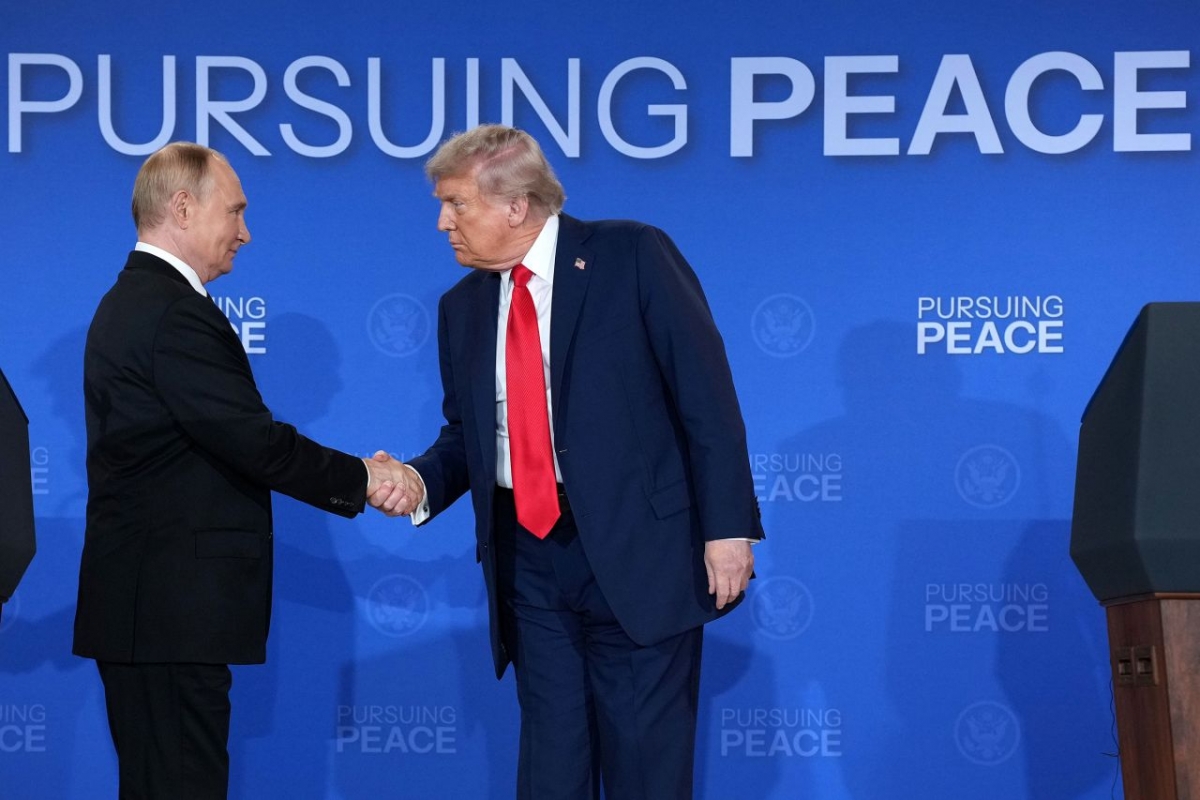 Ông Putin và ông Trump bắt tay tại hội nghị thượng đỉnh. Ảnh: Reuters