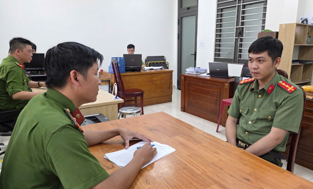 Đối tượng Nguyễn Thành Phúc (bên phải) tại Công an phường Hòa Khánh