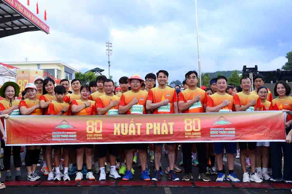 Giải chạy thu hút gần 1.000 vận động viên tham gia.