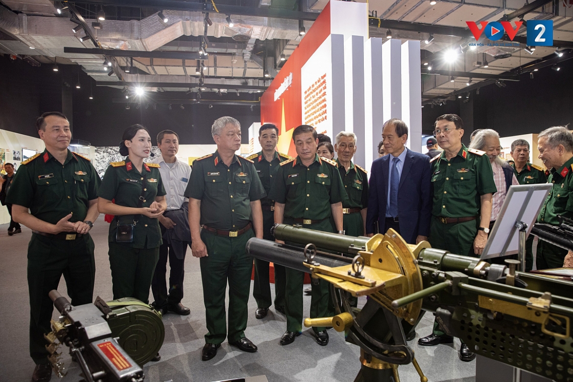 Đại biểu tham quan triển lãm "Giữ trọn lời thề Độc lập" chiều 12/8/2025.