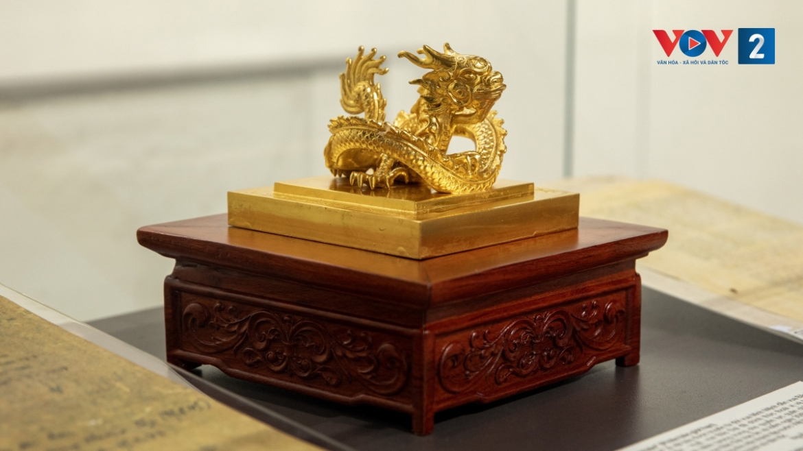 Phục chế ấn “Hoàng đế chi bảo” trưng bày tại triển lãm "Giữ trọn lời thề Độc lập" do Bảo tàng Lịch sử Quân sự Việt Nam tổ chức.