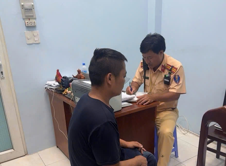Tài xế N.T.N đến giải quyết vụ việc tại trụ sở Đội CSGT Cát Lái. (Ảnh: PC08)