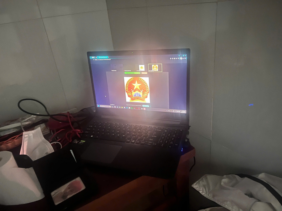 Giao diện máy tính của em V khi bị các đối tượng lừa đảo thao túng tâm lý. (Ảnh: CA TP.HCM)