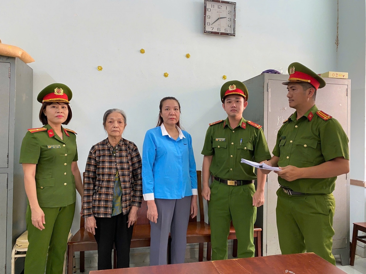 Bị cáo Giáp Thị Sông Hương (áo xanh) và bị cáo Trang Mỹ Nhanh (áo kẻ) tại thời điểm bị bắt giữ. (Ảnh: CACC)