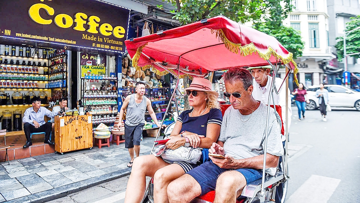Khám phá khu phố cổ bằng xe xích lô là một cách để cảm nhận Hà Nội bình yên và tinh tế. (Ảnh: Dân Trí)