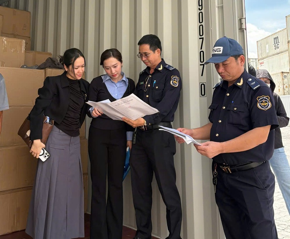 Hải quan ở TP.HCM kiểm tra hàng nhập khẩu. (Ảnh: BTC)