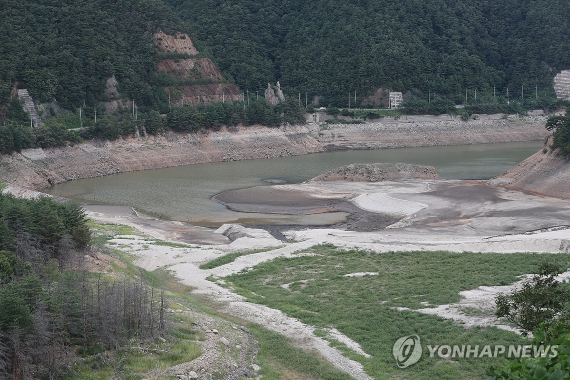 Hồ Obong ở Hàn Quốc cạn kiệt, sắp chạm mực nước chết. (Ảnh: Yonhap News)