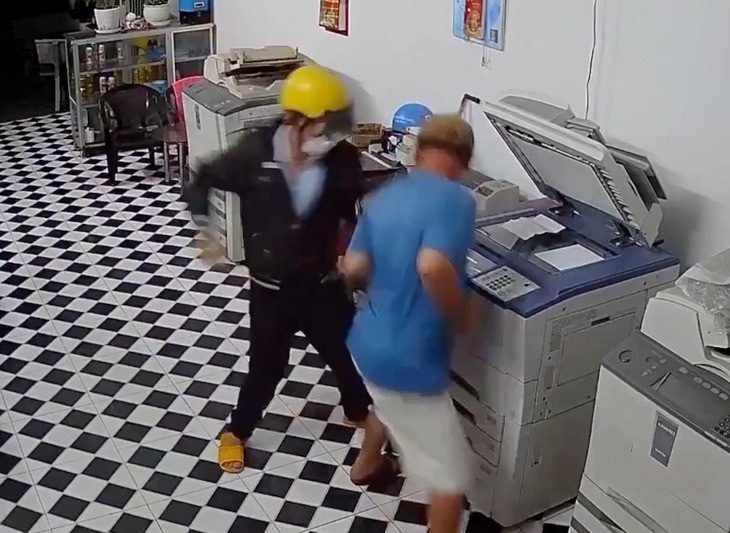 Hình ảnh nam thanh niên hành hung chủ quán, được camera ghi lại.