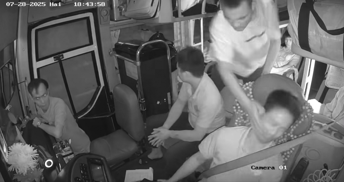 Lái xe bất ngờ bị hành khách lao lên tát vào mặt khi đang điều khiển xe khách. Ảnh: K.T