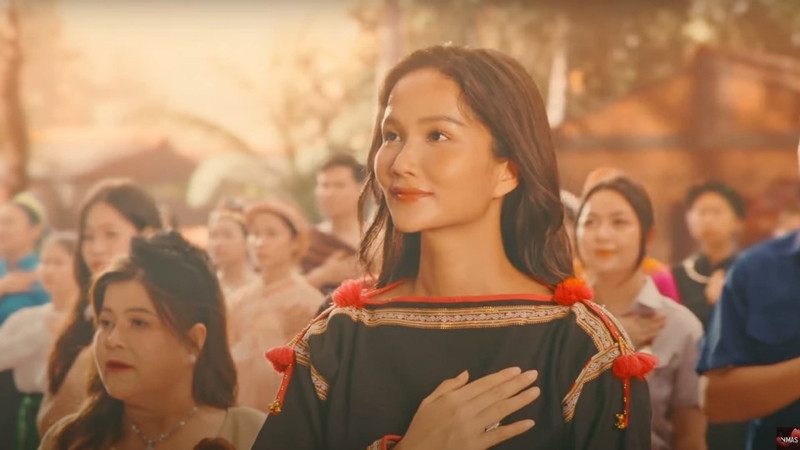 H'Hen Niê xúc động chia sẻ về việc tham gia MV mới của DTAP, tự hào khi hình ảnh trang phục truyền thống Ê Đê và ngôi nhà dài xuất hiện trong sản phẩm ý nghĩa.