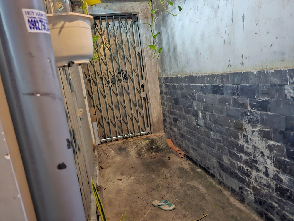 Con hẻm cụt, nơi nghi can Võ Bá Thành để vali chứa thi thể. (Ảnh: B.T)