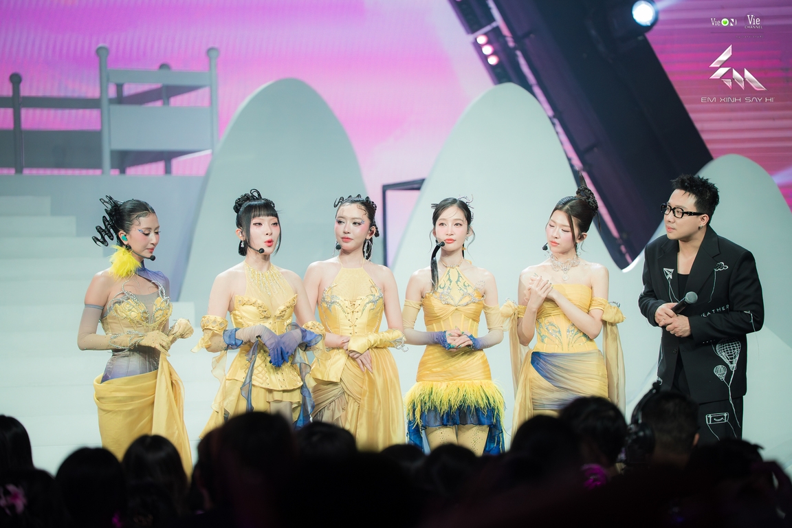  Đội trưởng Bích Phương giới thiệu, các thành viên là "gia đình 5 chị Hằng": Juky San - Thị Hằng, Lamoon - Diễm Hằng, Mỹ Mỹ - Mỹ Hằng, Quỳnh Anh Shyn - Phí Hằng, Bích Phương - Bích Hằng (Ảnh: BTC)