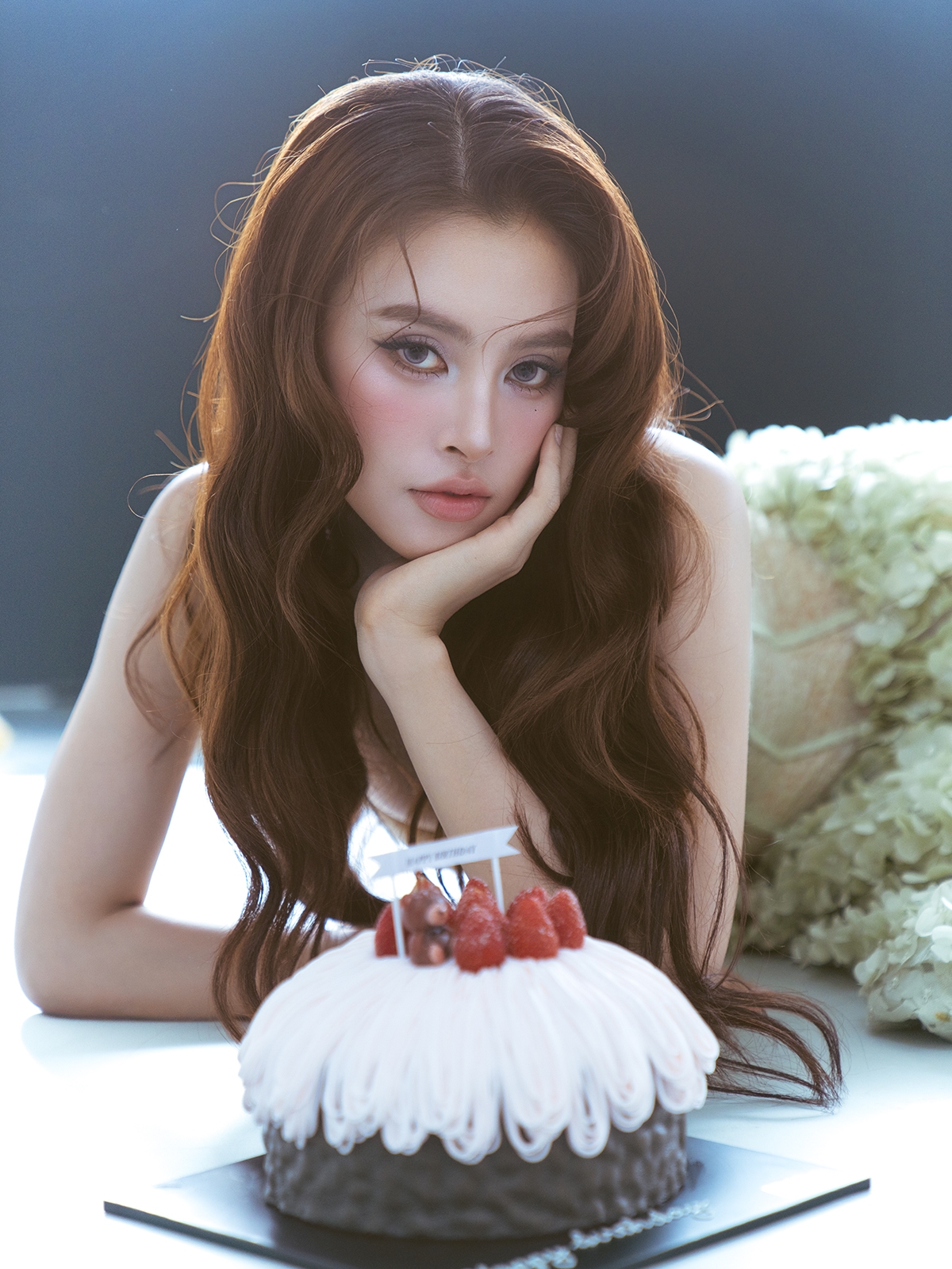 Hoa hậu Tiểu Vy kiên trì xây dựng sự nghiệp riêng, từng bước khẳng định bản thân trong làng giải trí. Cô thường xuyên xuất hiện trên các sàn diễn thời trang lớn, trở thành “nàng thơ” của nhiều nhà thiết kế danh tiếng và gương mặt được các thương hiệu lớn lựa chọn đồng hành.