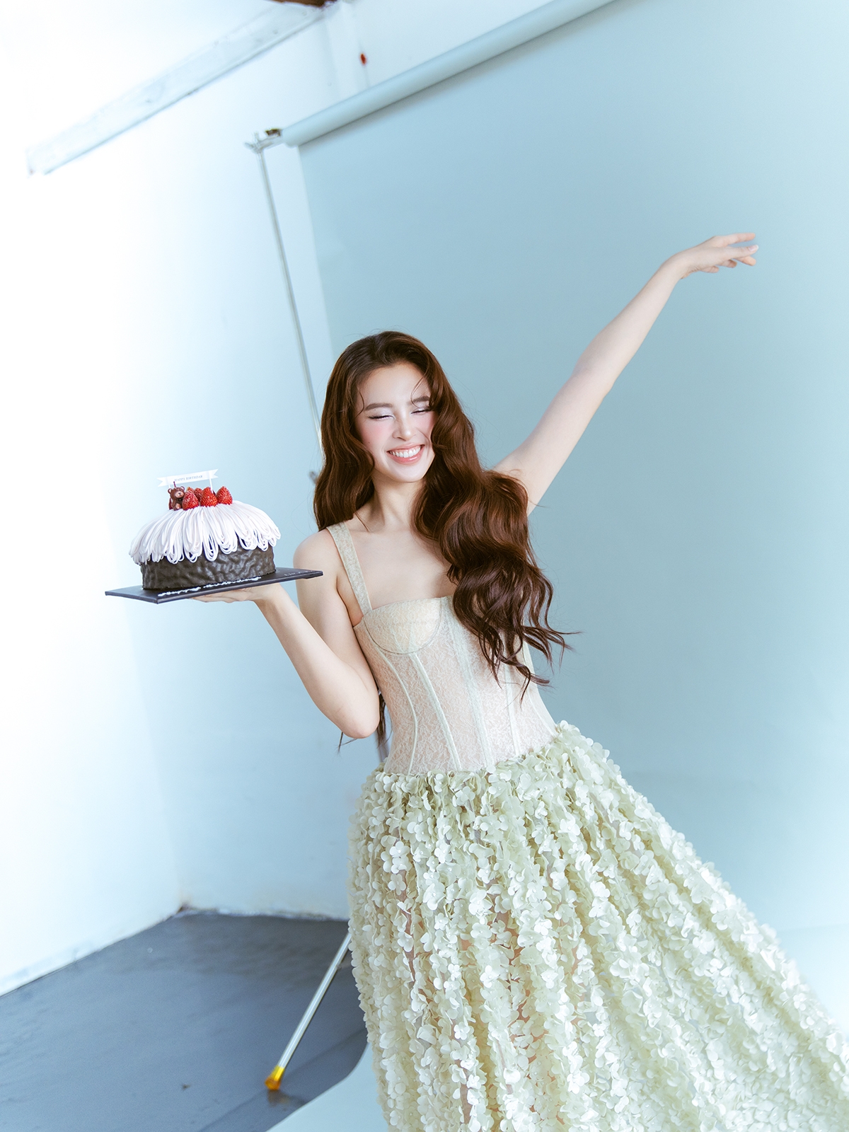 Trong tương lai, Vy mong muốn được thử sức mạnh mẽ hơn ở lĩnh vực điện ảnh và thời trang, đồng thời vẫn dành nhiều tâm huyết cho các hoạt động cộng đồng. Vy tin rằng tuổi 25 sẽ là khởi đầu cho những bước tiến mới, đầy ý nghĩa”.