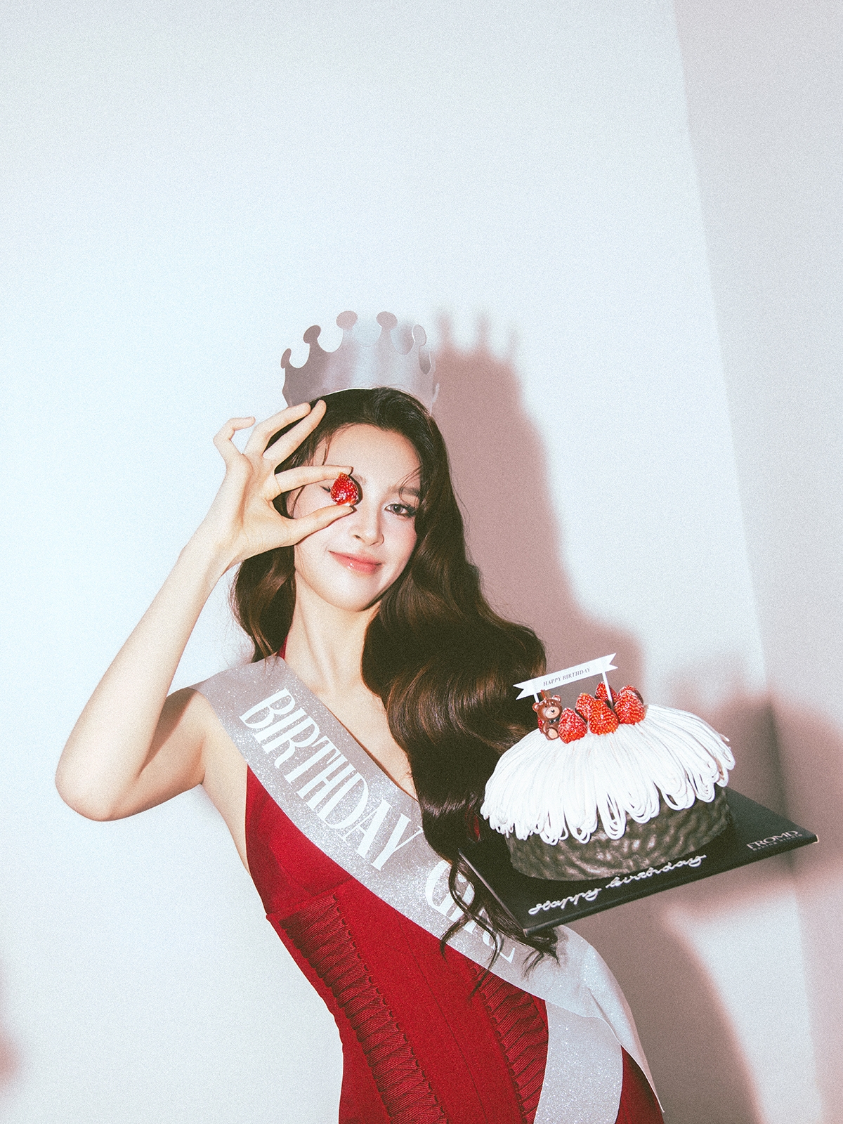Bộ ảnh sinh nhật vừa ra mắt mang đến hình ảnh Trần Tiểu Vy trẻ trung, hiện đại. Đây được xem là cột mốc đánh dấu hành trình thanh xuân nhiều trải nghiệm, từ cô gái 18 tuổi bước lên ngôi vị cao nhất của Hoa hậu Việt Nam đến hình ảnh nghệ sĩ hôm nay.