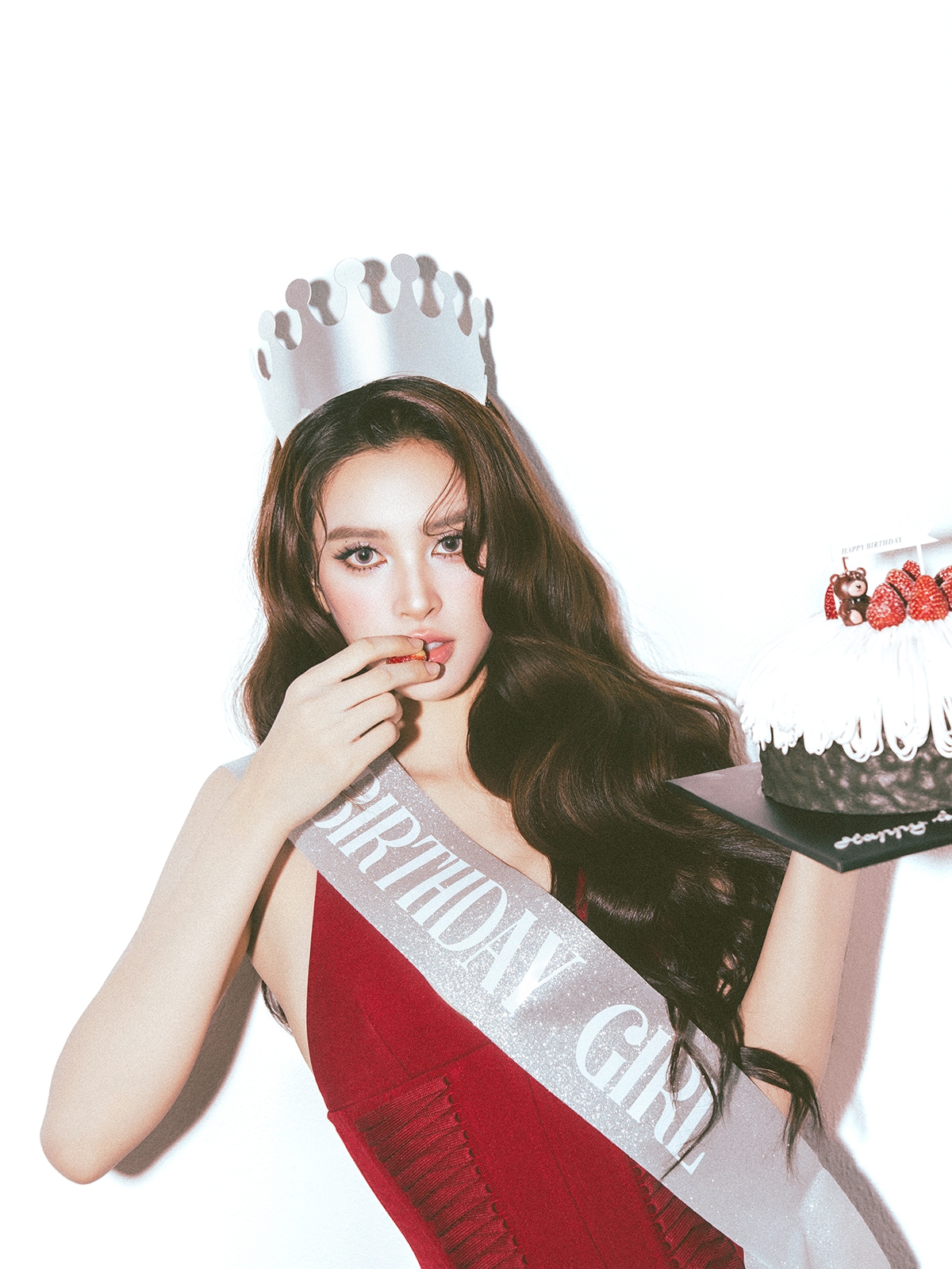 Hoa hậu Tiểu Vy chia sẻ về tuổi mới: “Vy cảm thấy mình đã trưởng thành hơn so với thời điểm vừa đăng quang. Những trải nghiệm quý giá trong suốt chặng đường qua đã cho Vy thêm động lực để tiếp tục cố gắng.