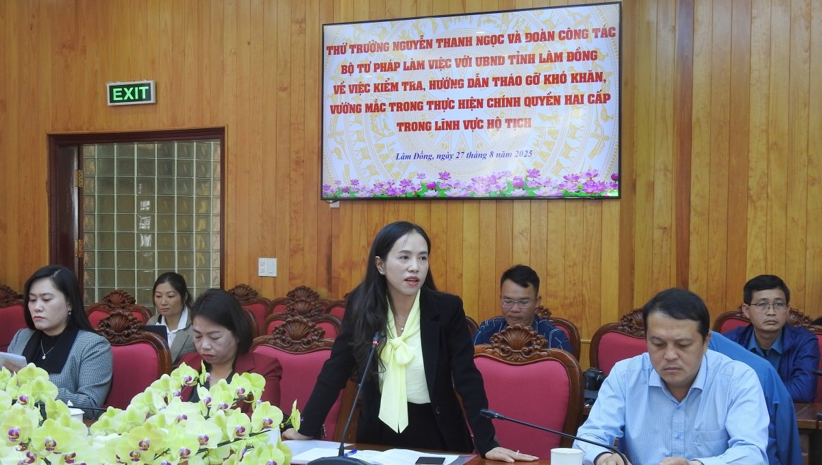 Bà Phan Thị Xuân Thảo, Phó Chủ tịch UBND phường Xuân Hương- Đà Lạt nêu thực tế khó khăn, vướng mắc gặp phải từ thực tế thực hiện lĩnh vực hộ tịch.