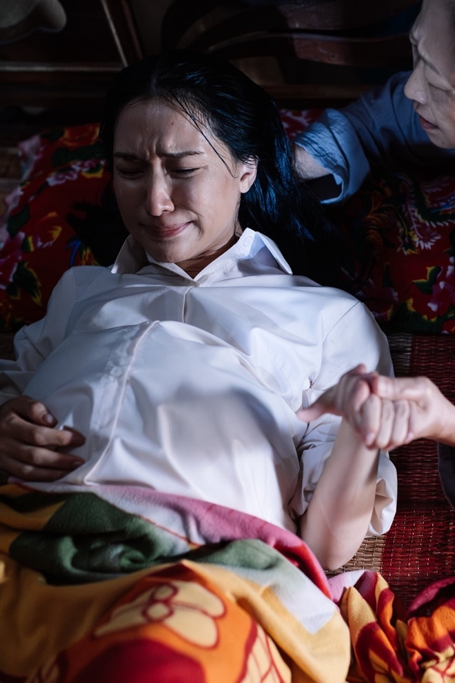 Sao Việt 25/8: Ca sĩ Hoà Minzy để mặt mộc hoàn toàn trong cảnh sinh con đầy cảm xúc ở MV "Nỗi đau giữa hoà bình". Cô chia sẻ: “Vì bản thân Hoà ngoài đời cũng là người có hành trình khi đi sinh ko hề dễ dàng gì nên chỉ cần nghĩ đến bản thân là có thể nhập tâm diễn”.