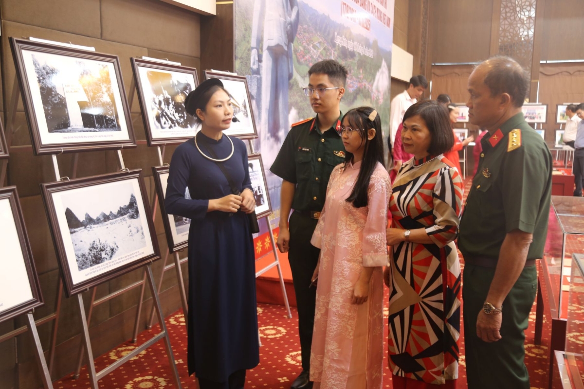 Các đại biểu tham quan khu trưng bày kỷ vật của đồng chí Lương Văn Tri.