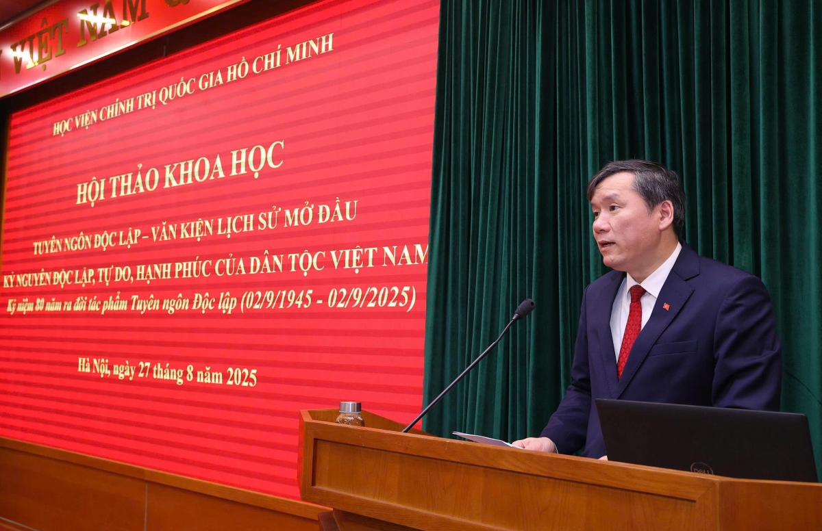 GS.TS Lê Văn Lợi, Phó Giám đốc Học viện Chính trị quốc gia Hồ Chí Minh phát biểu khai mạc đề dẫn hội thảo.