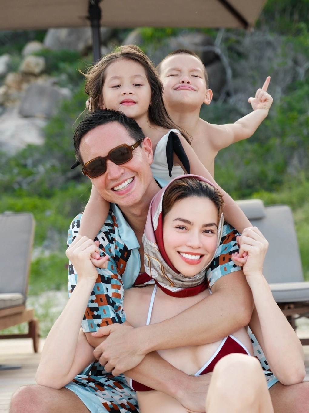 Cặp song sinh của Hồ Ngọc Hà - Kim Lý ngày càng thể hiện cá tính riêng rõ rệt: Lisa điềm đạm, chững chạc trong khi Leon hiếu động, hài hước.