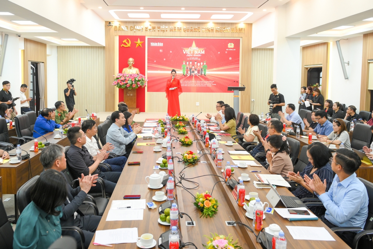 Buổi họp báo công bố chương trình “Cùng Việt Nam tiến bước” (Ảnh: BTC)