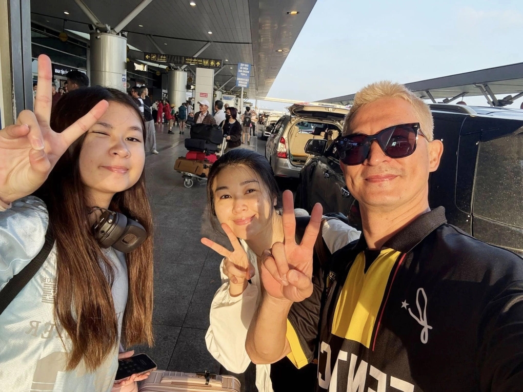 Diễn viên Huy Khánh đưa vợ cũ Mạc Anh Thư và con gái Cát Cát ra sân bay để trở lại Phần Lan - nơi cô bé đang học cấp hai.