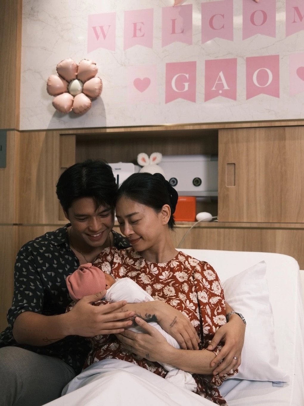 Sao Việt 10/8: Huy Trần, ông xã Ngô Thanh Vân chia sẻ những khoảnh khắc đầu tiên của con gái khi vừa chào đời và viết: "Chỉ một tiếng khóc thôi, tôi đã hiểu trọn vẹn ý nghĩa của đời mình. Đó là yêu thương và chở che cho hai mẹ con đến khi thế giới ngừng quay".