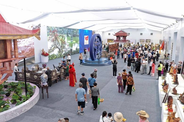 Không gian trưng bày sản phẩm thủ công và mỹ nghệ chủ đề "Nét son Hà Nội”