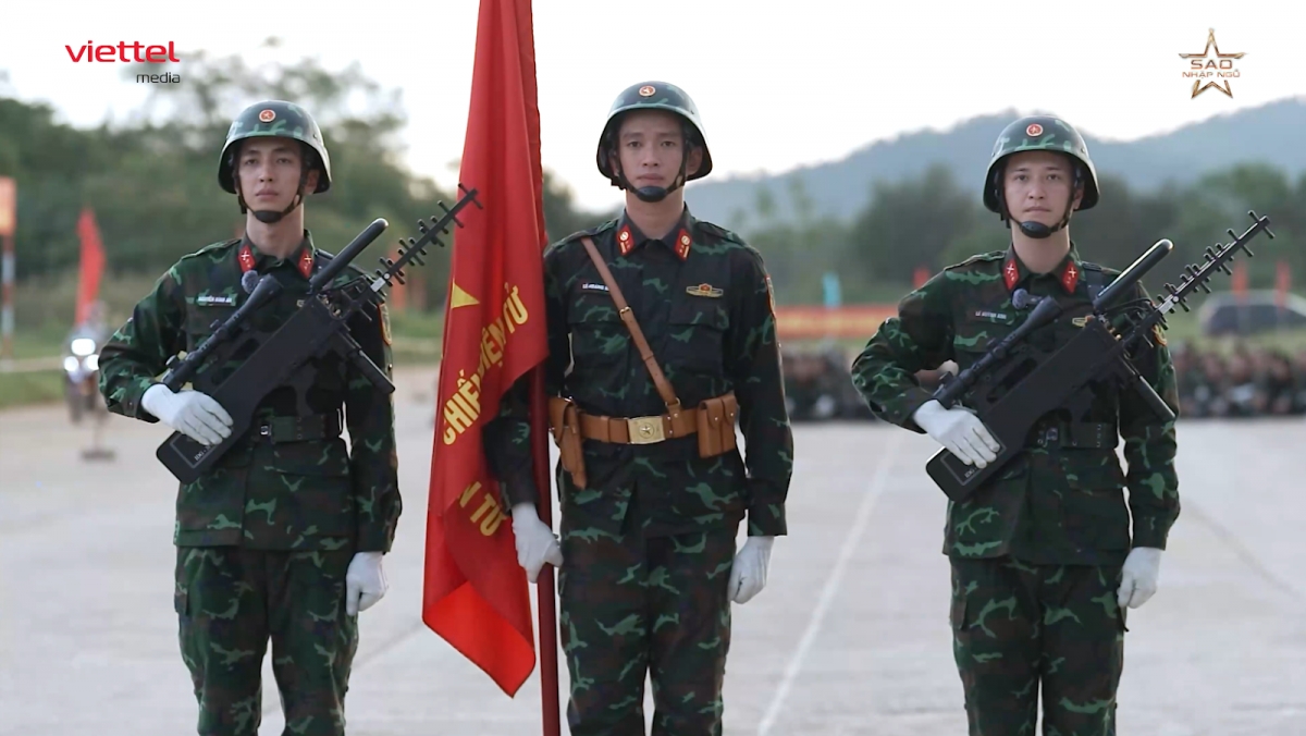 Thượng úy Lê Hoàng Hiệp (giữa) xuất hiện trong tập 2 Sao Nhập Ngũ 2025