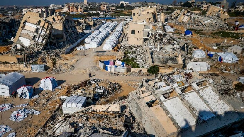 Các lều trại giữa những tòa nhà bị phá hủy ở Beit Lahia, phía bắc Dải Gaza. Ảnh: Tân Hoa Xã