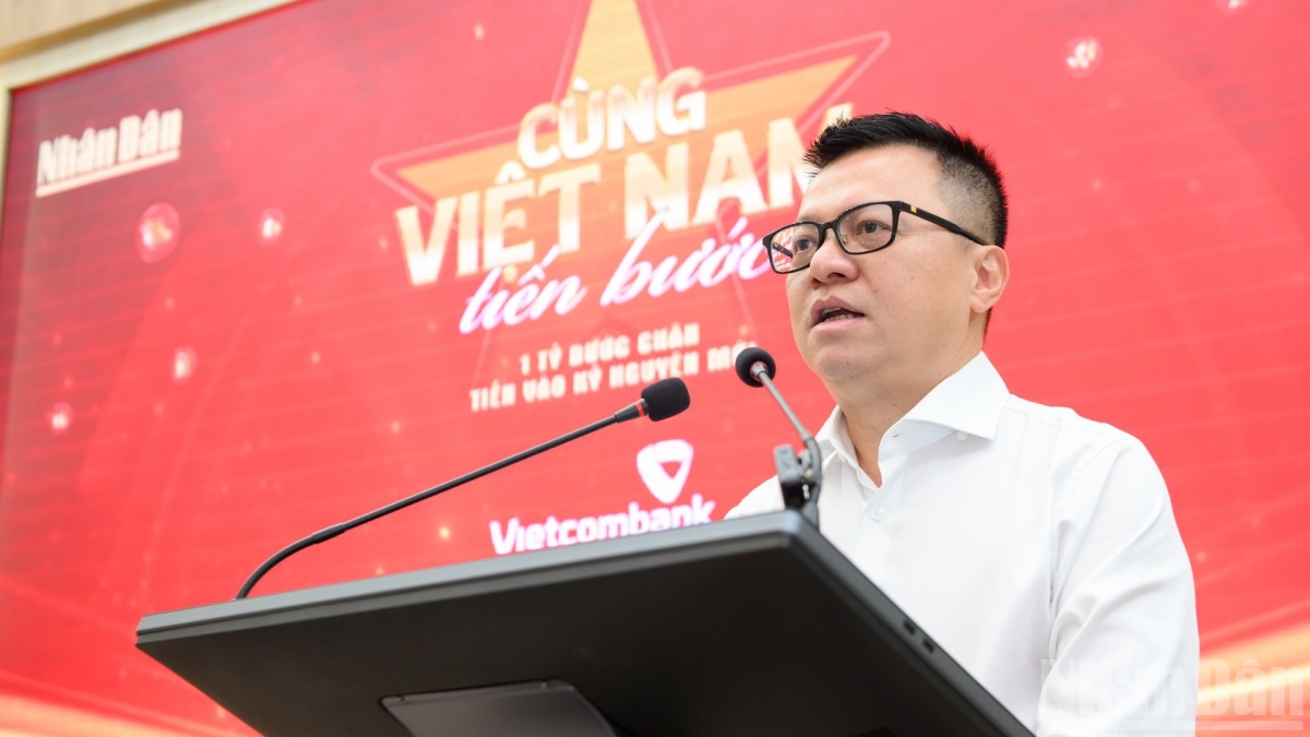 Tổng Biên tập Lê Quốc Minh phát biểu tại buổi họp báo. (Ảnh: THẾ ĐẠI)