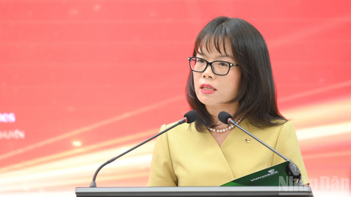 Bà Đoàn Hồng Nhung - Thành viên Ban Điều hành, Giám đốc Khối Bán lẻ, Ngân hàng Vietcombank phát biểu tại buổi họp báo. (Ảnh: THẾ ĐẠI)