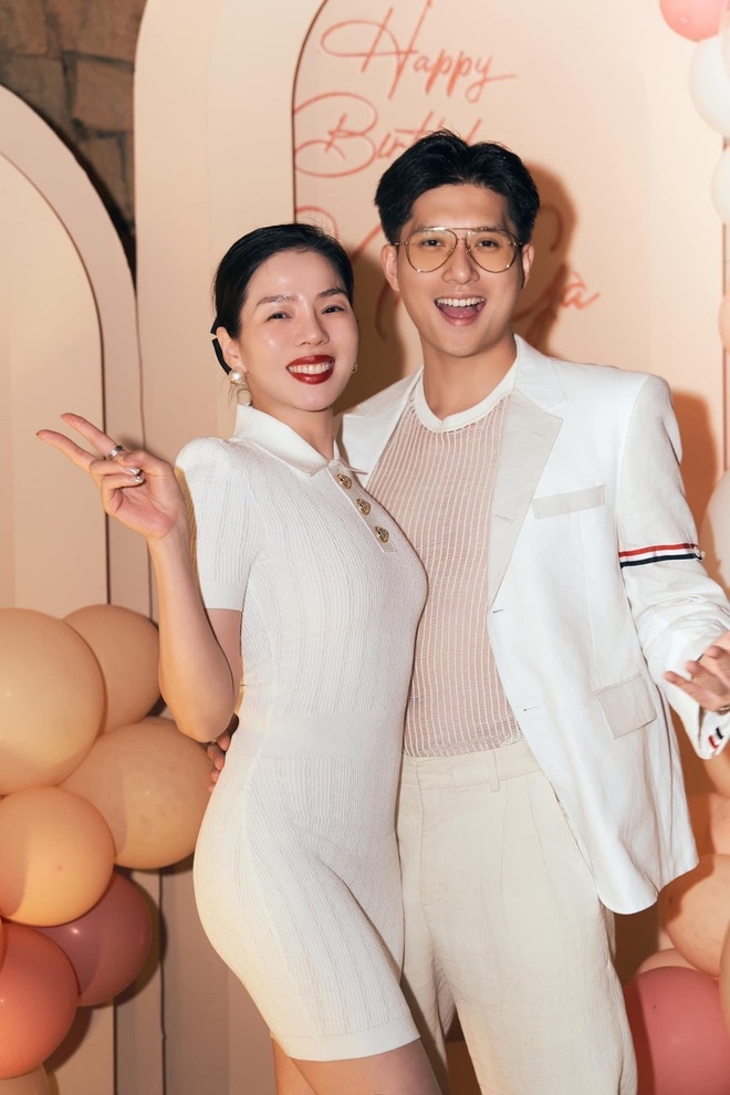 Những ngày qua, mạng xã hội rầm rộ thông tin Lệ Quyên bị tình trẻ lừa gạt và mất căn biệt thự đắt đỏ. Nữ ca sĩ sinh năm 1981 có hành động quen thuộc nhanh chóng đính chính tin đồn thất thiệt. Dù đã gấp rút phủ nhận thông tin sai sự thật nhưng nhiều tài khoản vẫn ngang nhiên chia sẻ thông tin gây hoang mang, nhằm mục đích câu view lấy tương tác.