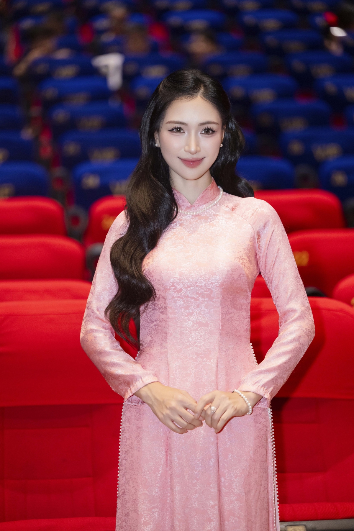 Hòa Minzy tại sự kiện công chiếu phim “Mưa đỏ”. Cô diện áo dài truyền thống, trang điểm nhẹ nhàng. Đang là một trong số những nữ ca sĩ trẻ được yêu thích hàng đầu showbiz Việt, lần ra mắt với vai trò diễn viên này, Hòa Minzy nhận được sự ủng hộ cực lớn từ người hâm mộ.