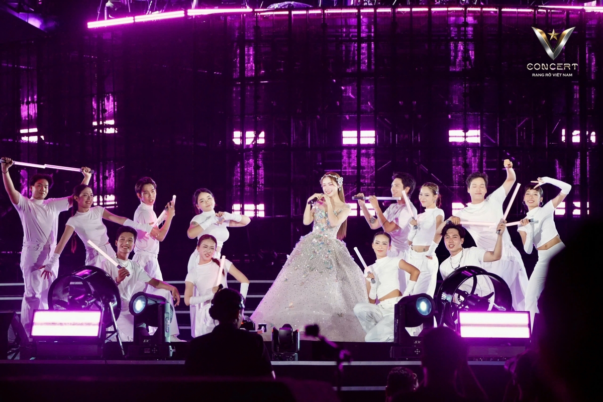 Hoà Minzy mang đến một phiên bản “Rời bỏ” vô cùng da diết bên cạnh những ca khúc quen thuộc như "Bật tình yêu lên", "Thị Mầu".